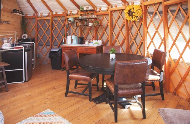 Skylight Serenity, Yurt in the trees w TX stars!