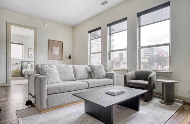 Sleek Bouldin Creek 1BR w/ Gym, Pool & W/D, nr downtown, by Blueground
