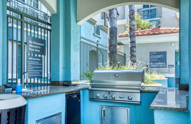 Sleek Glendale 2BR w/Gym, Pool & Jacuzzi, walk to Bars, by Blueground