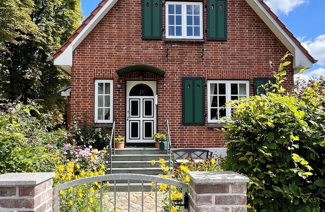 Small country house pearl by the castle park and lake, in dreamlike nature!