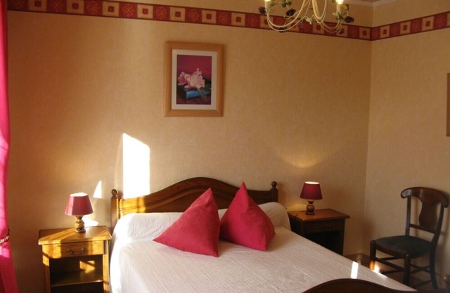 Small quiet house with private garden, very well equipped