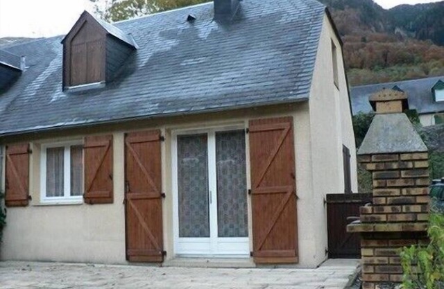 Small semi-detached chalet cauterets