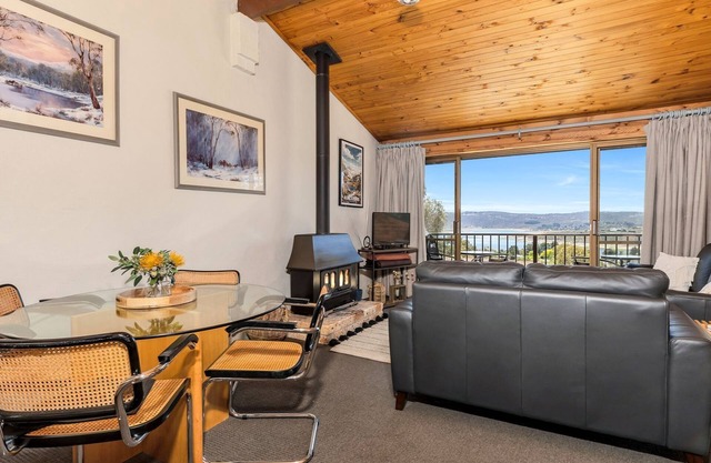 Snowbird 1 - Charming 2BR Townhouse l Lake Views l Air-Con l Off-Street Parking