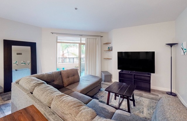 Snowbird-friendly studio near ocean with pool, hot tub, gym, balcony - dogs OK