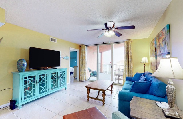 Snowbird-Friendly w/Partial Ocean Views, Balcony, A/C, Free WiFi, Shared Pool