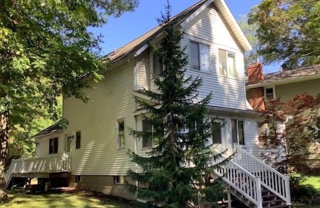 Snug Harbor (Macatawa, Mi)- Walking distance to private Lake Michigan Beach
