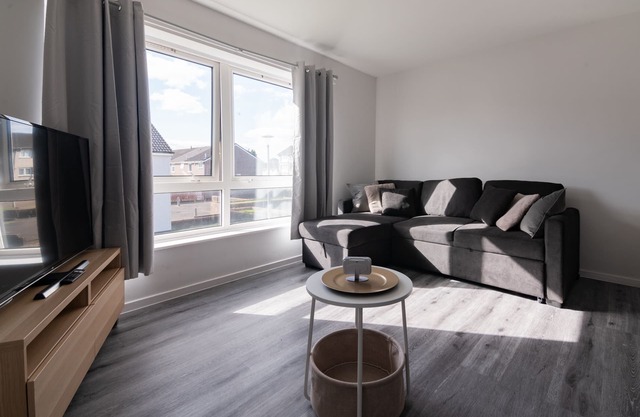 Snug Modern Home in Renfrew