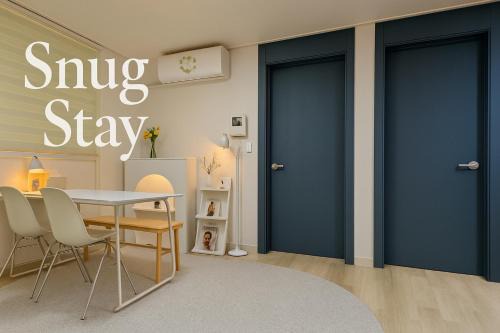 SNUG STAY #Hongik University Station 20 minutes #Gangnam Station 30 minutes #Incheon Airport 1 hour