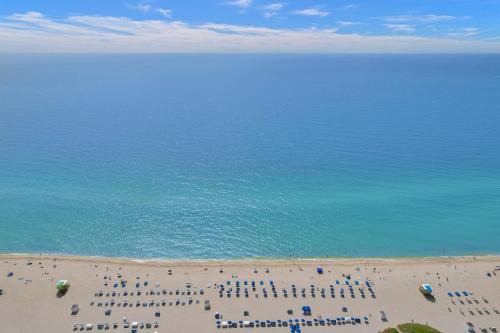 SOBE MONARCH-WALK TO THE BEACH - OCEAN DRIVE GOOD TIME HOTEL AND ANGLER HOTEL ACROSS THE STREET