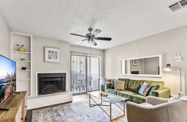 Sola Cozy 1BR King Suite Close to DT w Pool