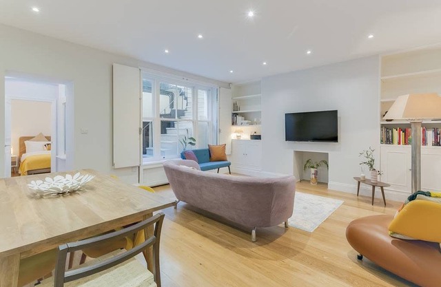 Sophisticated 3 Bed apt w/Patio in Notting Hill