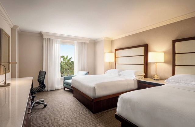 Sophisticated Suite with Shuttle to Clam Pass Beac
