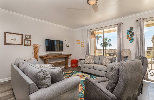SouthBound - Ground floor with direct beach view!