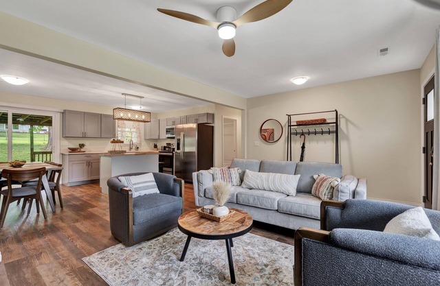 Southern Stay. Comfortable 3-bed, 2-bath renovated home with new furnishings.