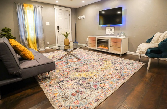 Southside Entire home: 2story+2BR -steps from E. Carson