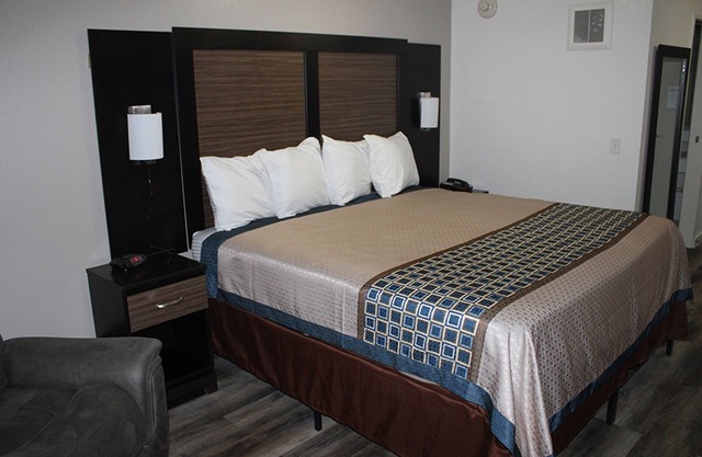 SP-Inver Grove Heights -1 King Studio with Kitchenette NS (Oversized)