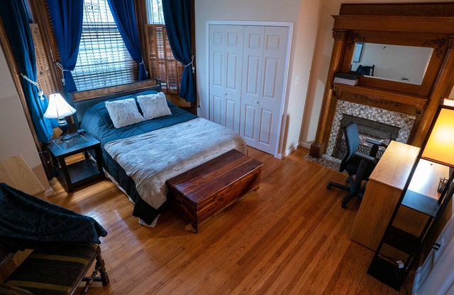 Spacious 1 BR, 2bath located 2 blocks from Temple Hospital
