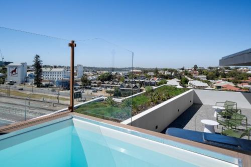 Spacious 2-Bed Apartment with Rooftop Views