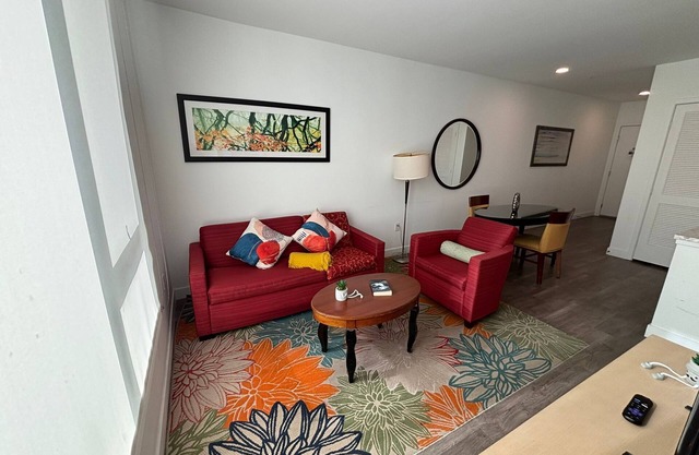 Spacious 2-Bedroom Deluxe Apart-Hotel in the Heart of Koreatown