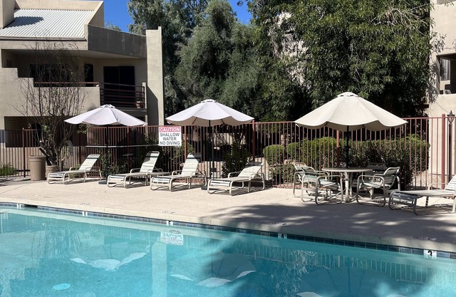 Spacious 2bd 2ba Condo, 20 min to Old Town, walk to restaurants, heated pool🌴☀️⛳️
