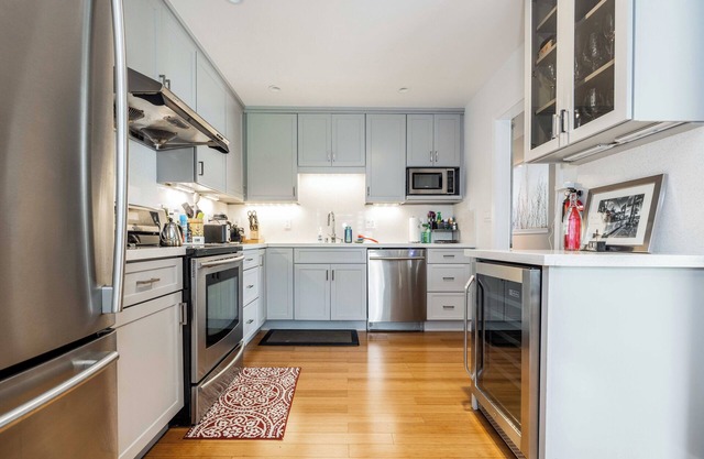 Spacious 3 bedroom with abundant natural light. 15 minutes to downtown