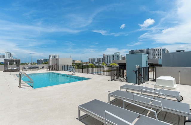 Spacious 3-bedroom apartment with AC, fitness room in delightful Hollywood