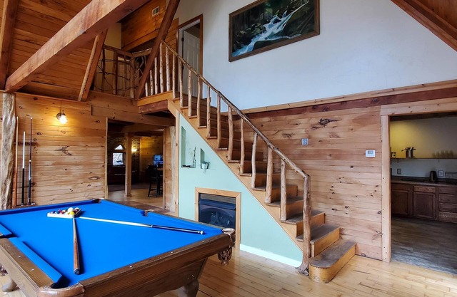 Spacious 3-BR, Lodge. Pool Table,Smart Satellite TV, Wi-Fi, Large Dining Hot Tub