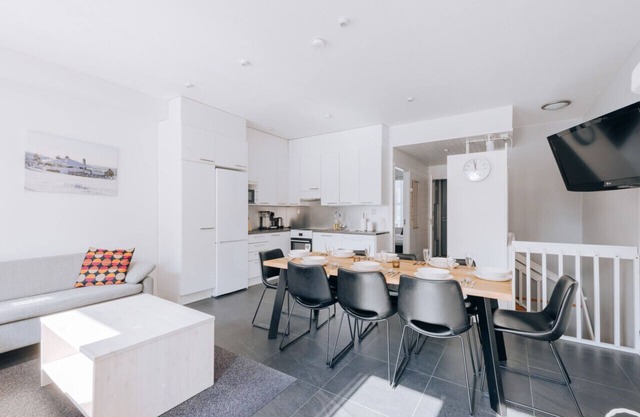 Spacious 3BR Holiday Apt with Sauna & Free Parking