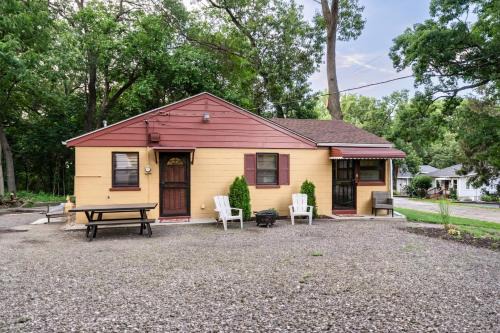 Spacious 3BR House with Firepit Grill Near Beach