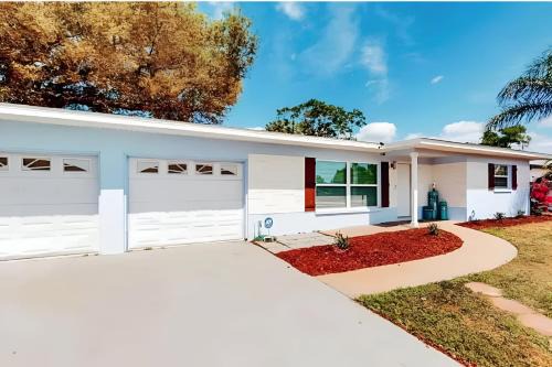 Spacious 4 bedroom 3 bath Clearwater Vacation House Cowboy Pool Fire Pit Games Close to Clearwater Beach Biking Trail Farmers Markets Harbor Health Spa Baycare Ballpark and Ruth Eckerd Hall Golf Courses