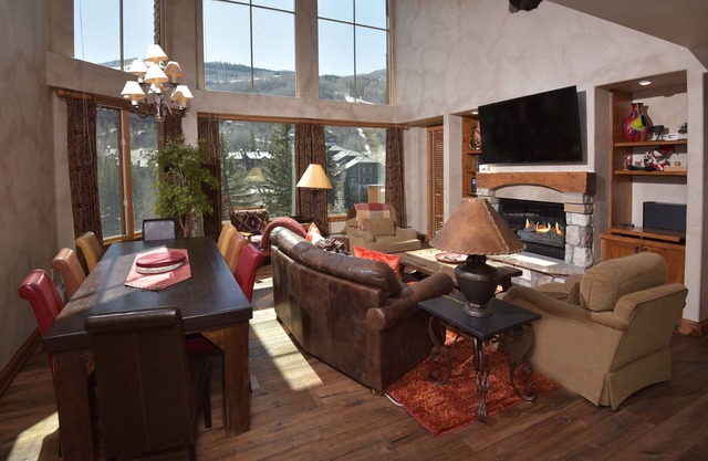 Spacious 4 Bedroom + Loft 4.5Ba Condo- Ski in/out by RedAwning