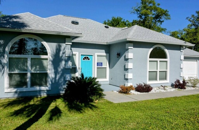Spacious 4-bedroom house in Panama City with in ground pool and private dock