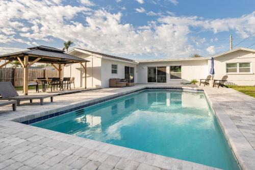 Spacious 4BR Oasis with Pool Near Anna Maria Island
