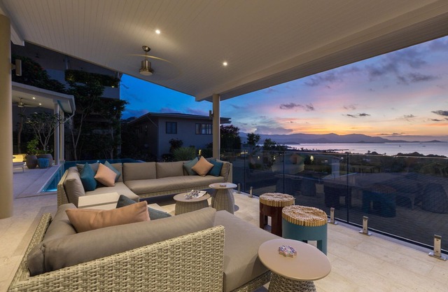 Spacious 5-bedroom Private Villa with Family Infinity Pool and Incredible Sunset
