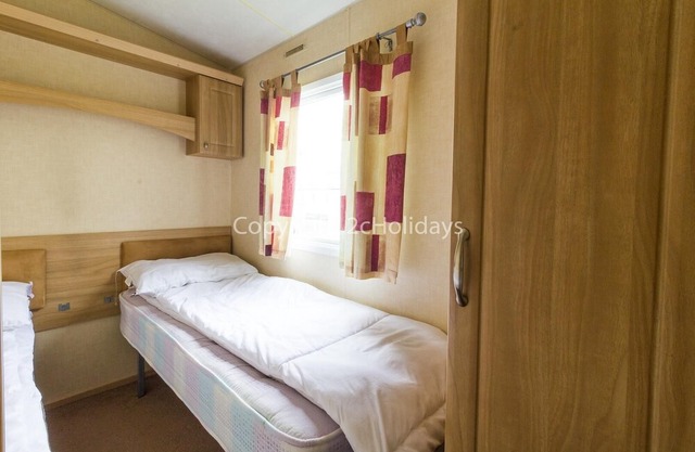 Spacious 8 berth caravan at Southview Holiday Park near Skegness ref 33018ML