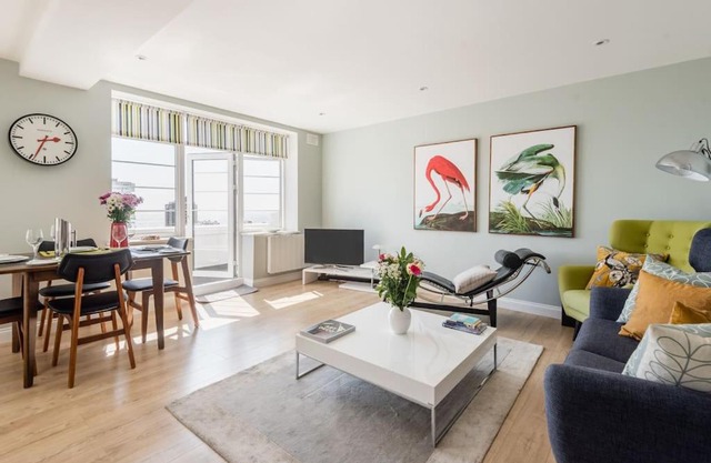 Spacious and luxe two king bedroom sea-view apt
