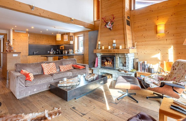 Spacious and Luxurious 5-Room Apartment with Fireplace in Val-d'Isère