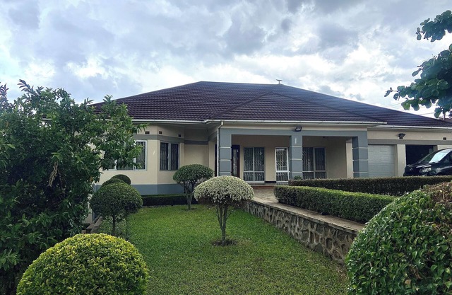Spacious and staffed 4-bedroom house with WiFi and AC in Blantyre