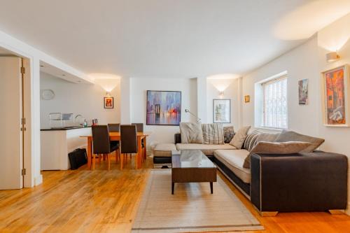 Spacious and Well-Connected 1BD near Oval Station