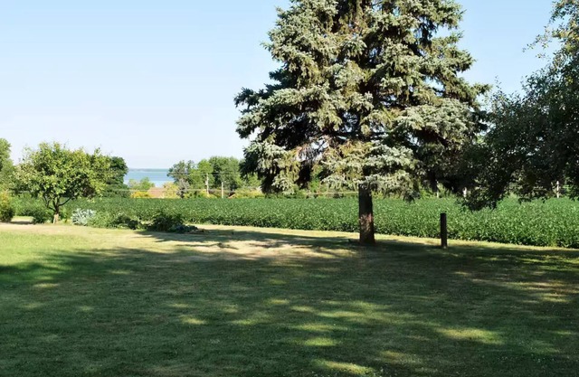 Spacious "Bayview" 4-bedroom home in serene setting. Minutes to Lambeau Field.