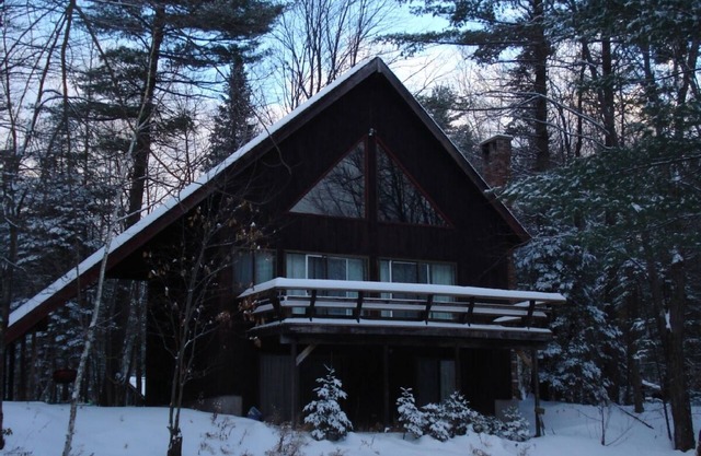 SPACIOUS CHALET -Walk to Echo lake- hiking trails all around- 5 min to skiing