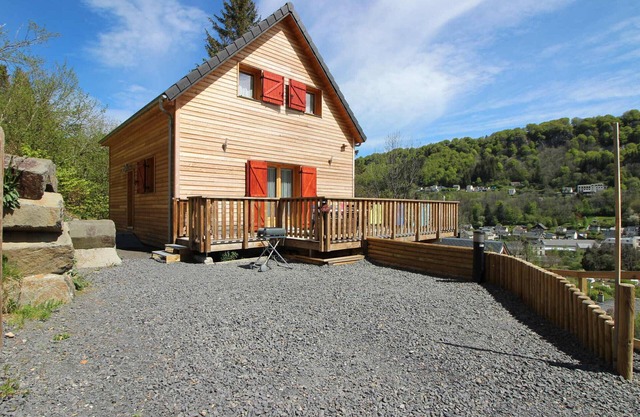 Spacious chalet with terrace, Wi-Fi and parking