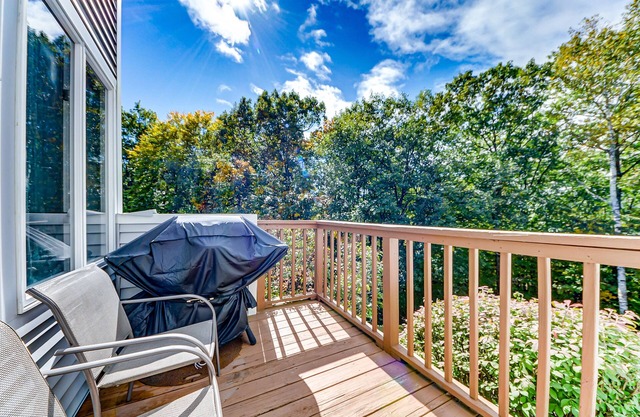 Spacious condo w/private washer/dryer, deck, gas grill, free WiFi, shared pool