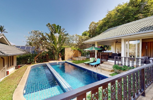 Spacious deluxe 6 bed room villa with pool in beach resort on Samrong Bay laguna