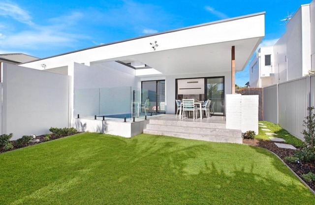 Spacious Designer 4 bed family home - pool + pets