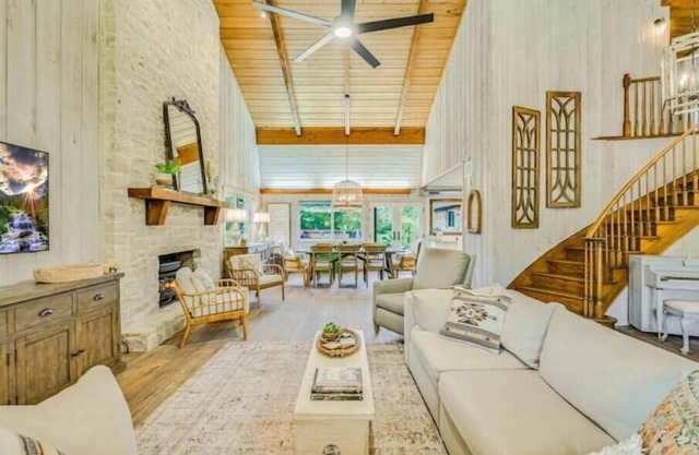 Spacious Designer HGTV Farmhouse Vintage Chic