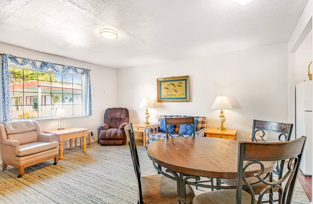 Spacious, dog-friendly getaway with fast WiFi & a full kitchen - near the beach