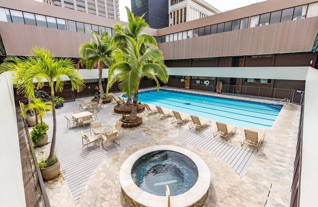 Spacious Downtown Executive Retreat | Free Parking