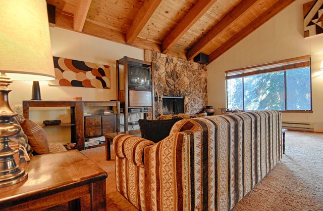 Spacious & Economical Home w/Garage Across from Lake "Cedar Flat Lookout"