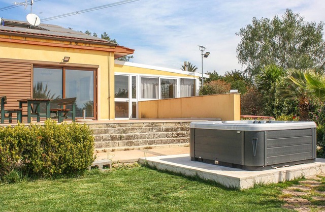 Spacious, family-friendly cottage with jacuzzi and an olive grove on the huge natural plot.